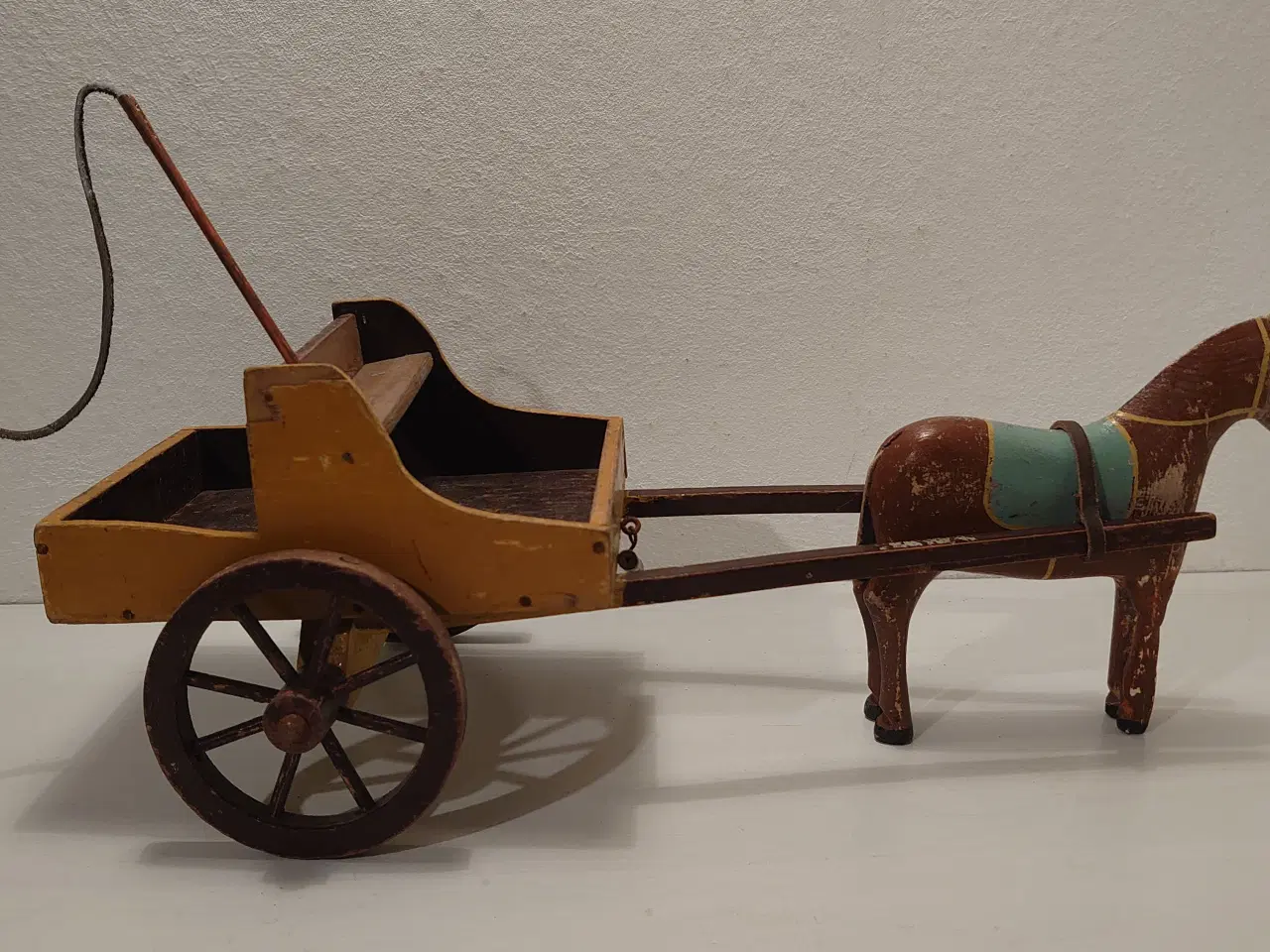 Billede 2 - Fængselslegetøj: Vogn med hest mm. Ca 1935. L 38cm