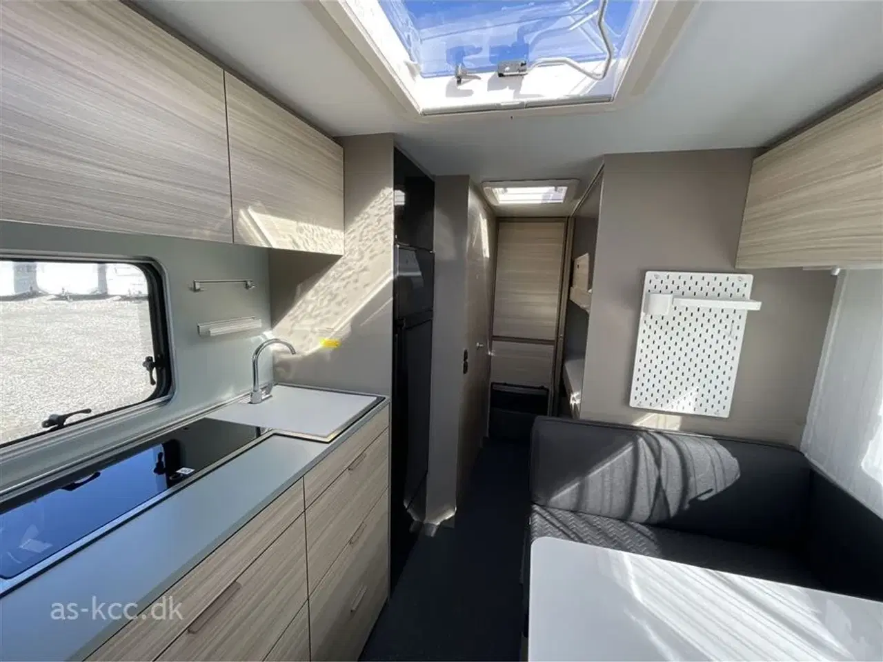Billede 6 - 2022 - Adria Altea 552 PK   Adria Altea 552 PK årg. 2022 Incl 7 sovepladser, 4 siddepladser. Isabella Pacific 3 m , Isabella Sun Shine med front