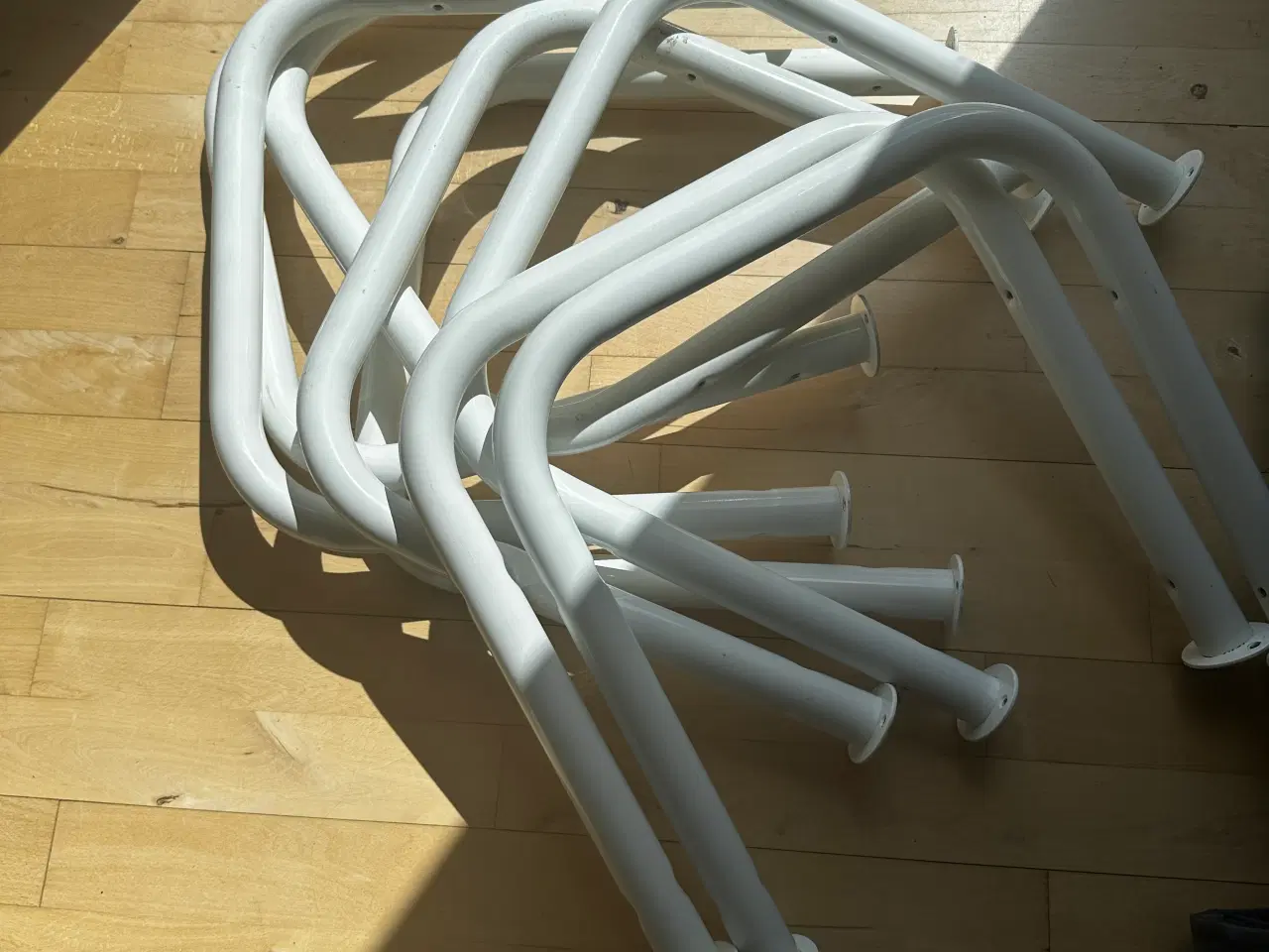 Billede 3 - Hylder i sort med hvide hyldebærer