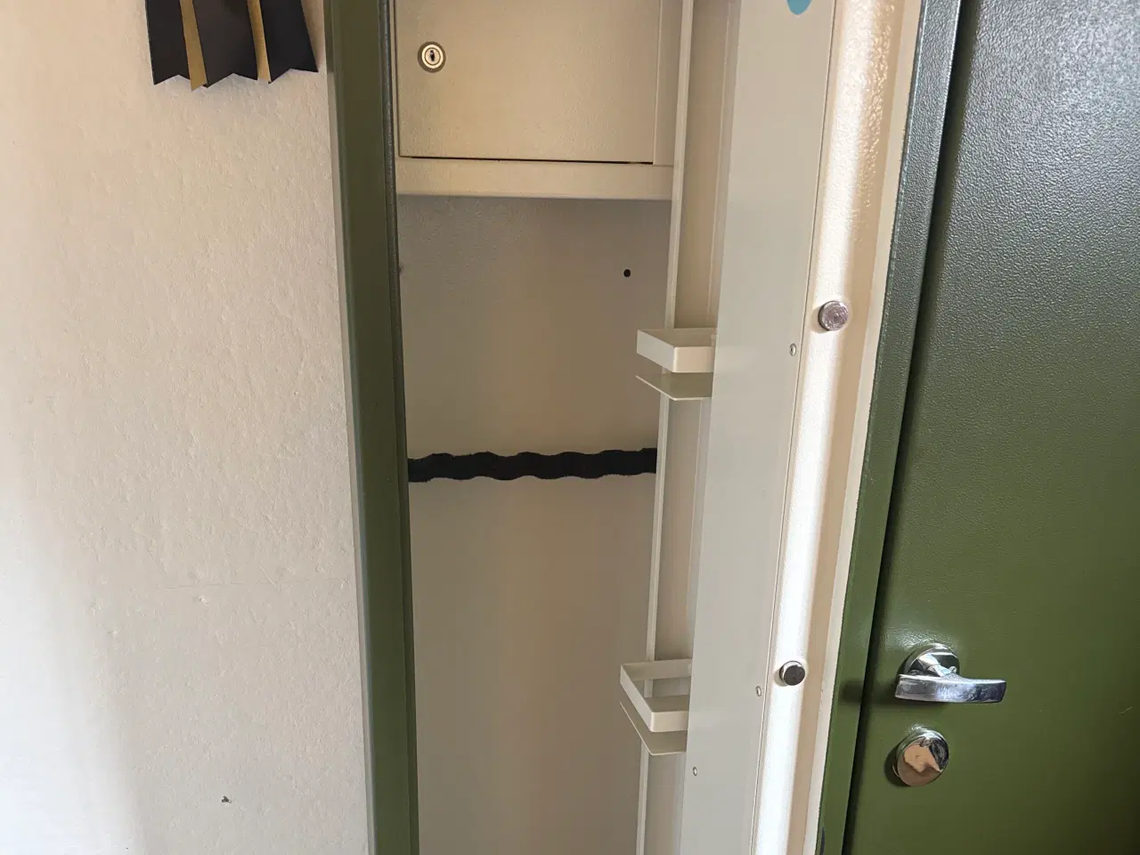 Billede 2 - Våbenskab 150x38x28 m. Boks