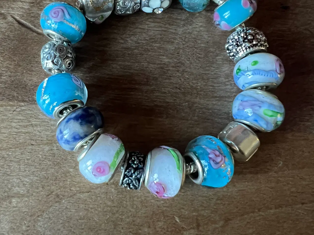 Billede 2 - Smukke armbånd med charms