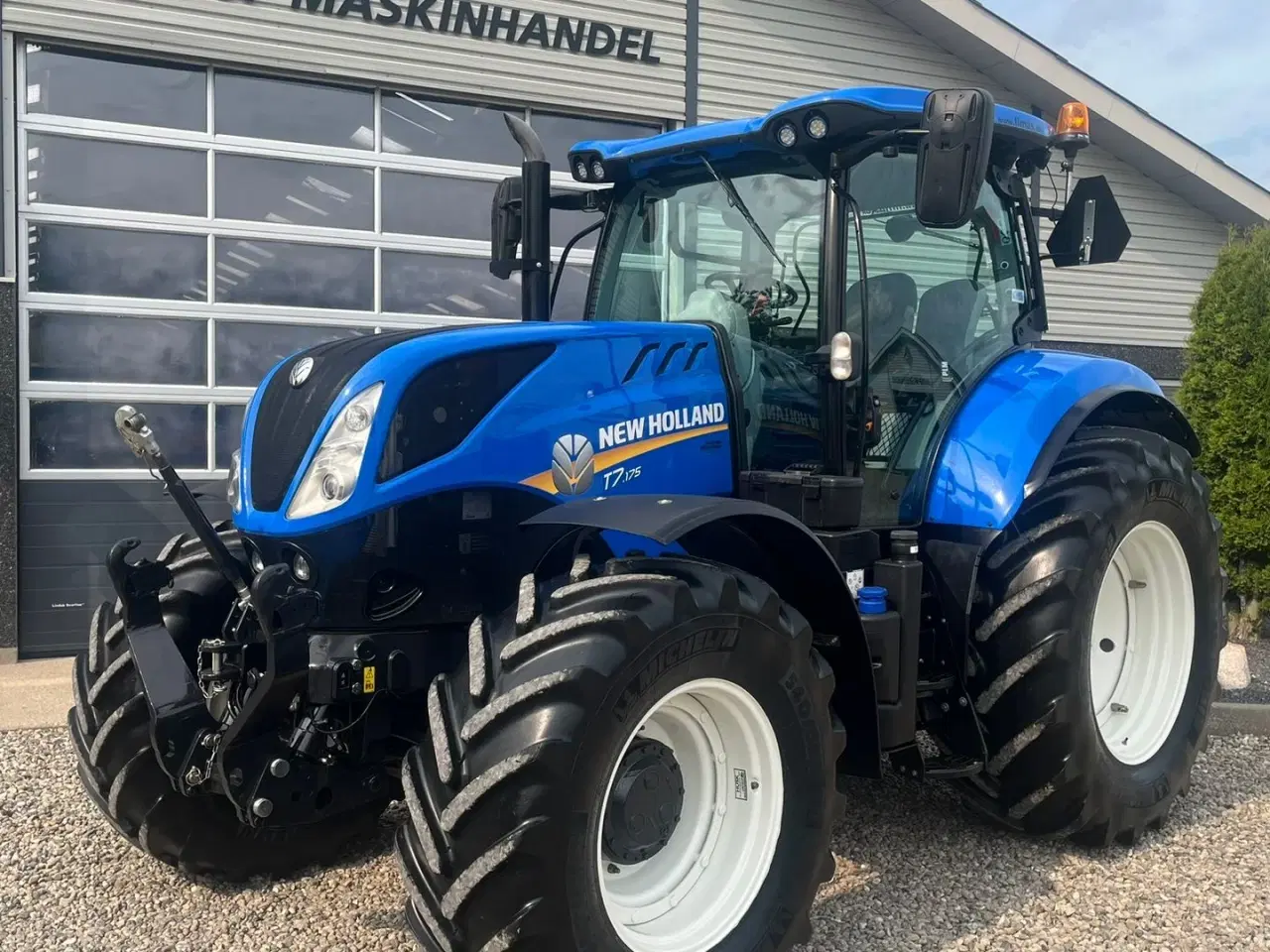 Billede 2 - New Holland T7.175 RangeCommand med frontlift. Meget velholdt gård traktor.