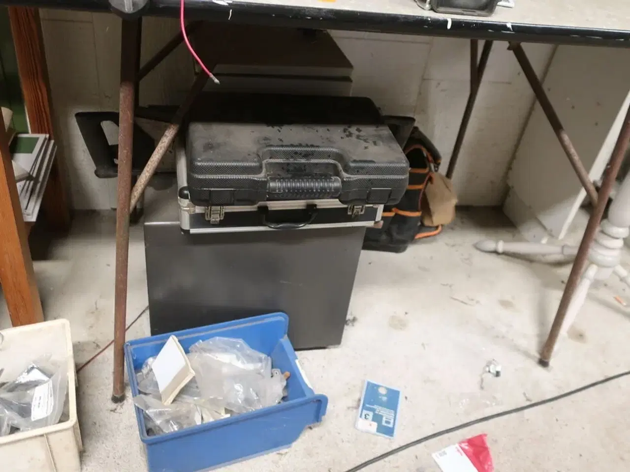 Billede 5 - Pult og bord inkl. værktøj m.v. (se billeder)