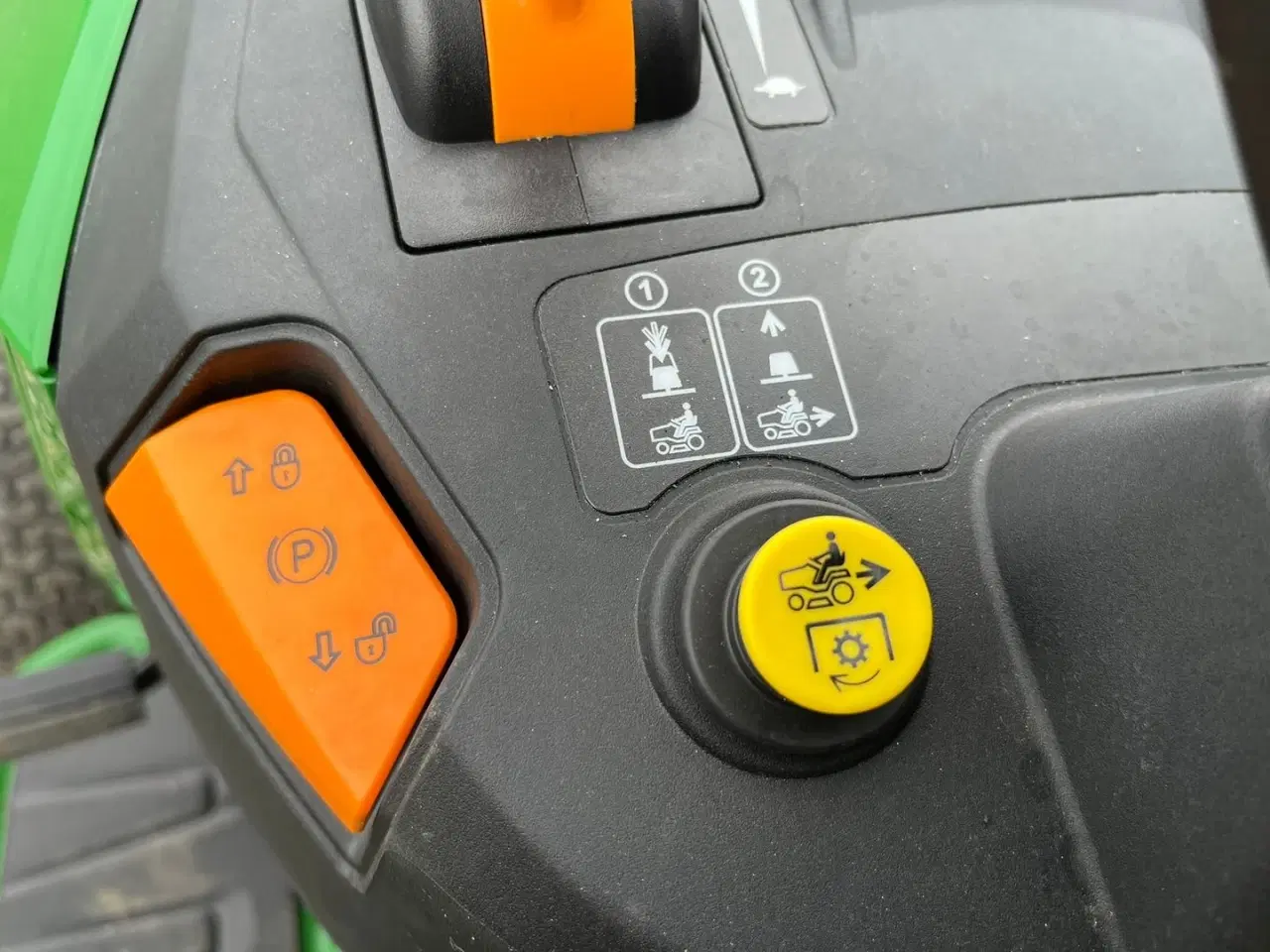 Billede 8 - John Deere X167 2cylinderet motor og med 48tommer klipperbord og for kofanger