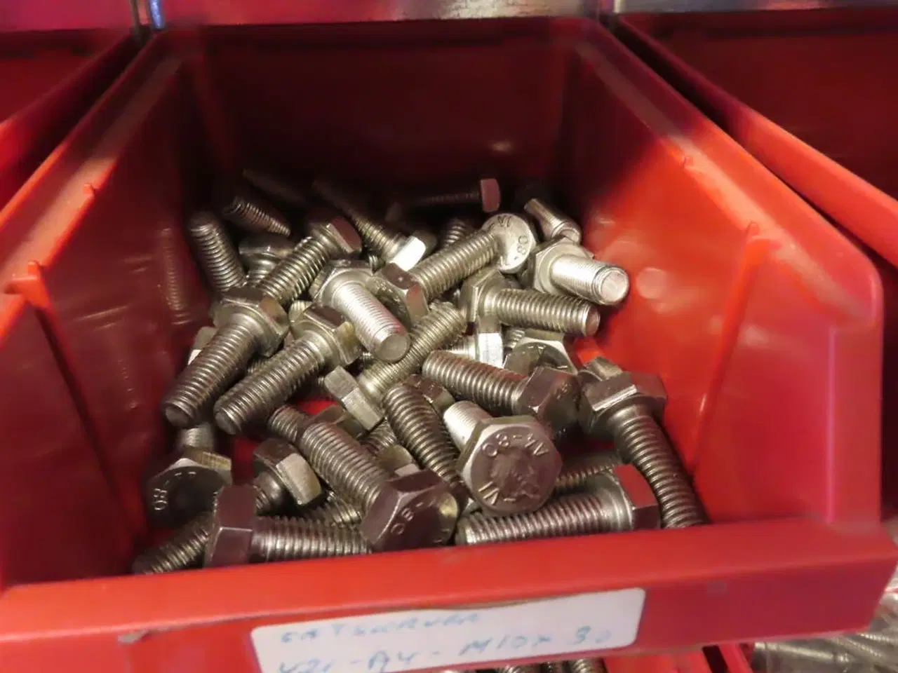 Billede 8 - Indhold langs væg af diverse skruer, bolte, skiver mv.