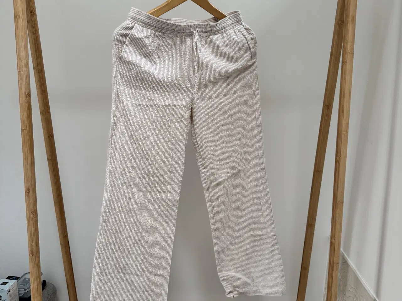 Billede 1 - NA-KD stribet bukser i hvid og brun str xs