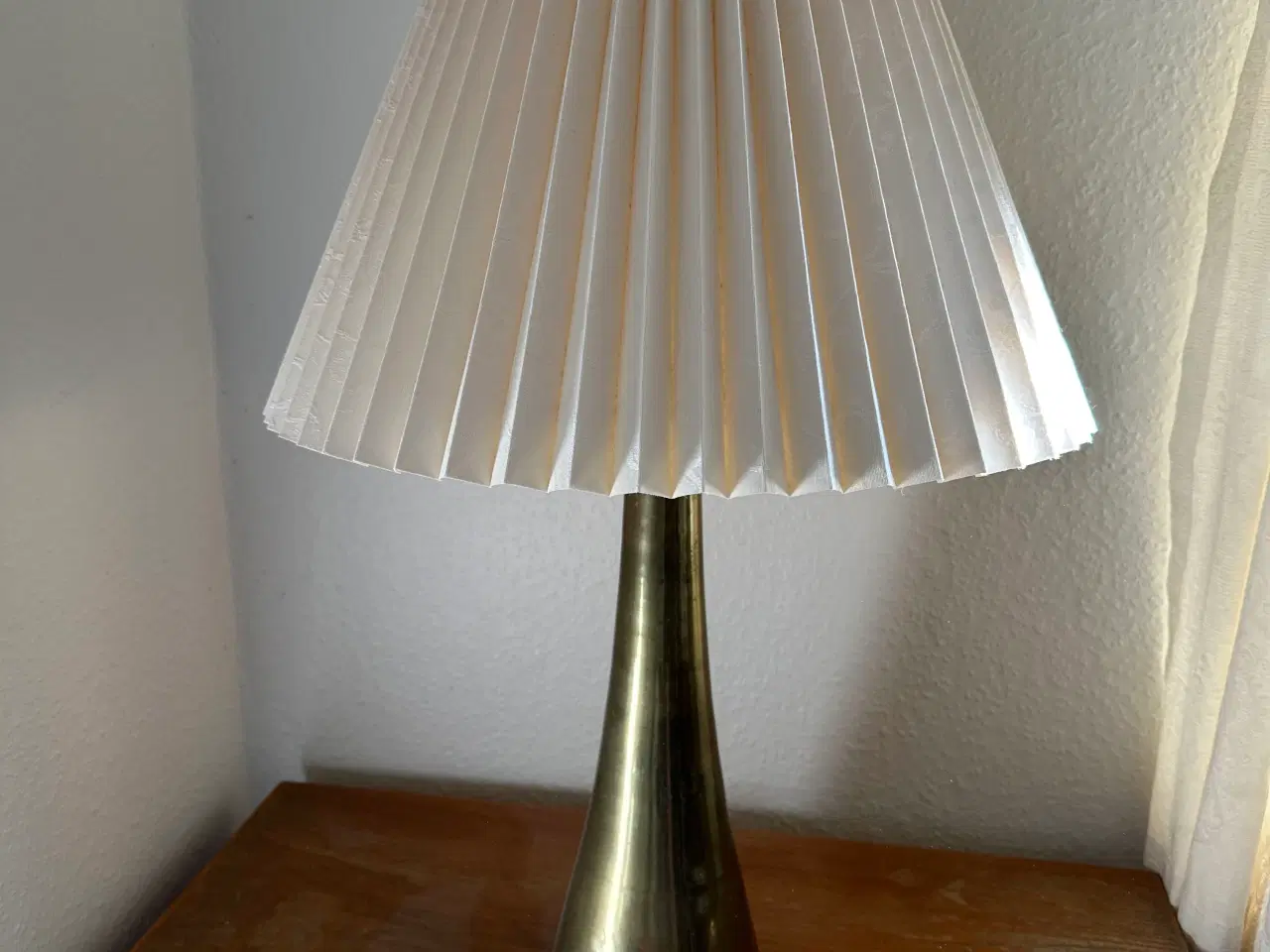 Billede 2 - Bordlampe i massiv messing med skærm 