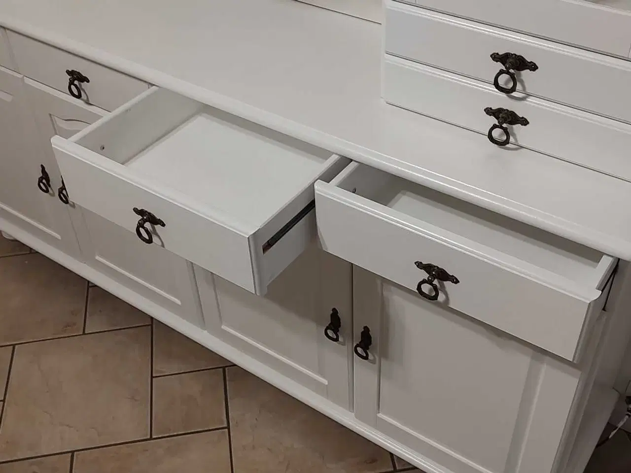 Billede 9 - Ny malet vitrineskab 