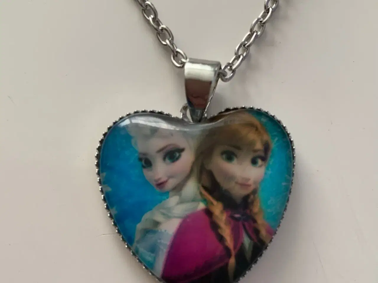 Billede 5 - Frost halskæde med Elsa og Anna hjertehalskæde 
