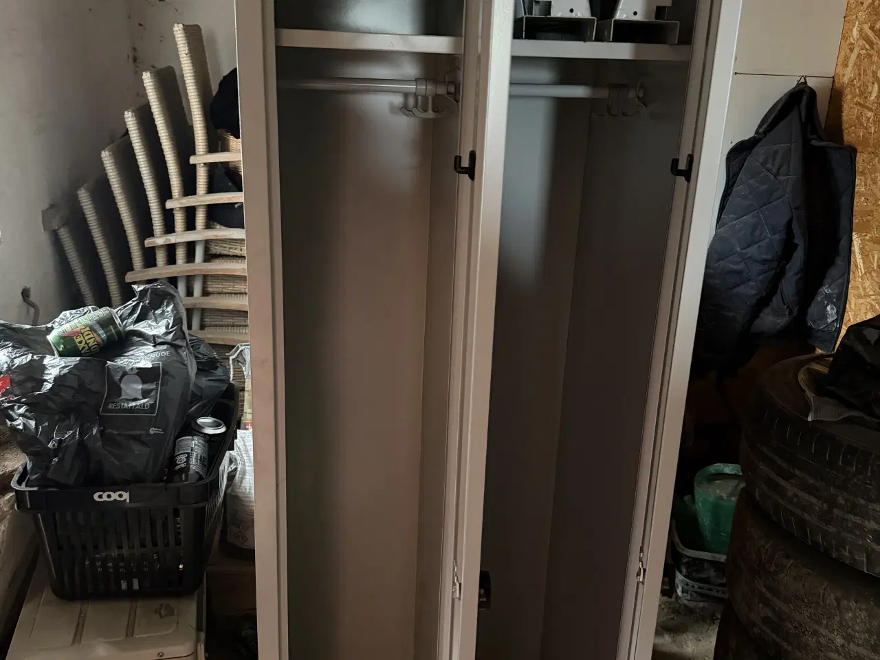 Billede 3 - 2 stk. metalskabe / omklædningsskabe