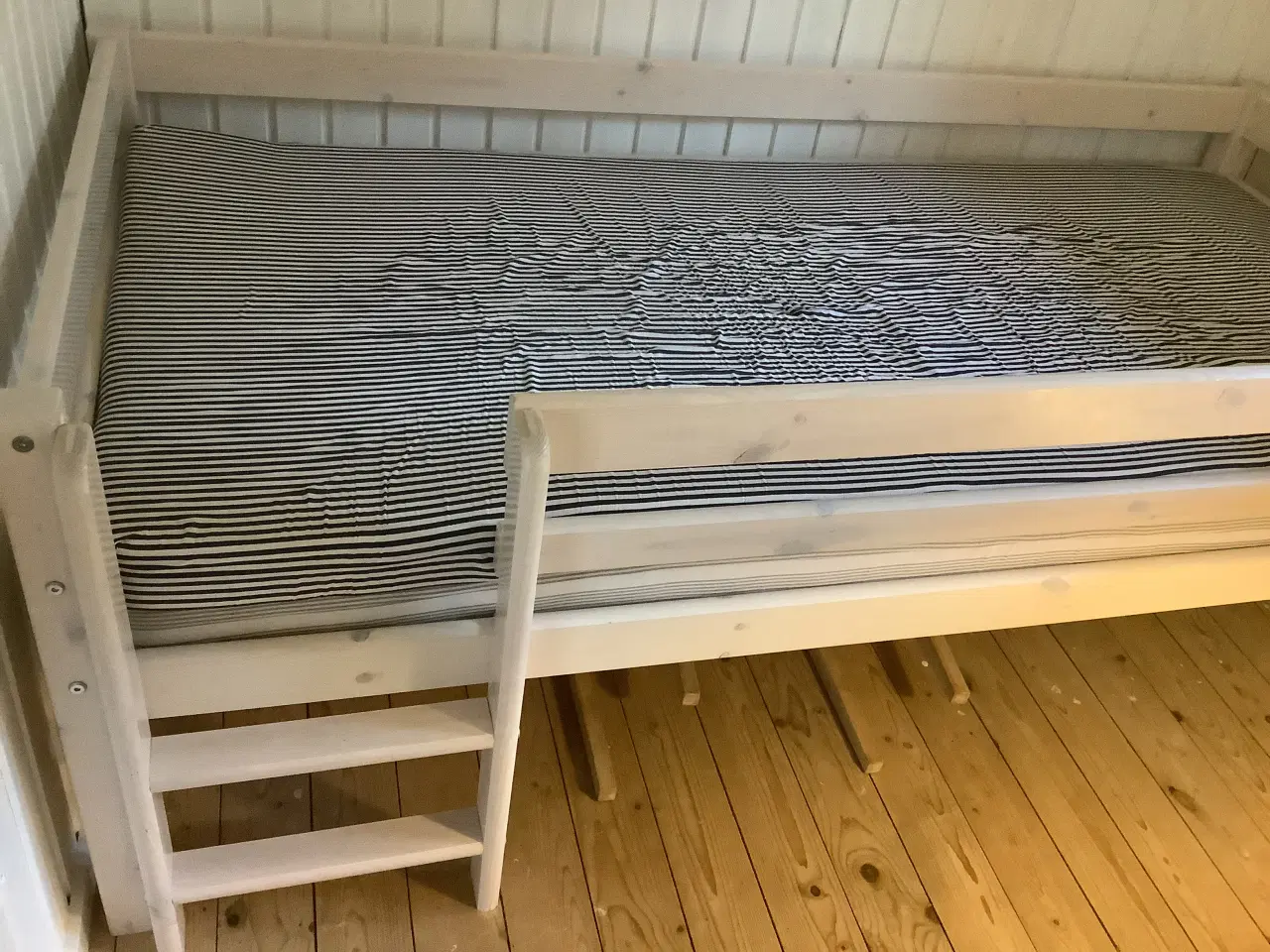 Billede 5 - Halvhøj børneseng med stige og sengehest