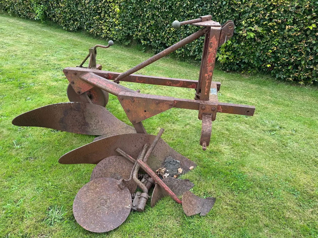 Billede 2 - Ældre landbrugsmaskiner sælges. 500kr pr. del.