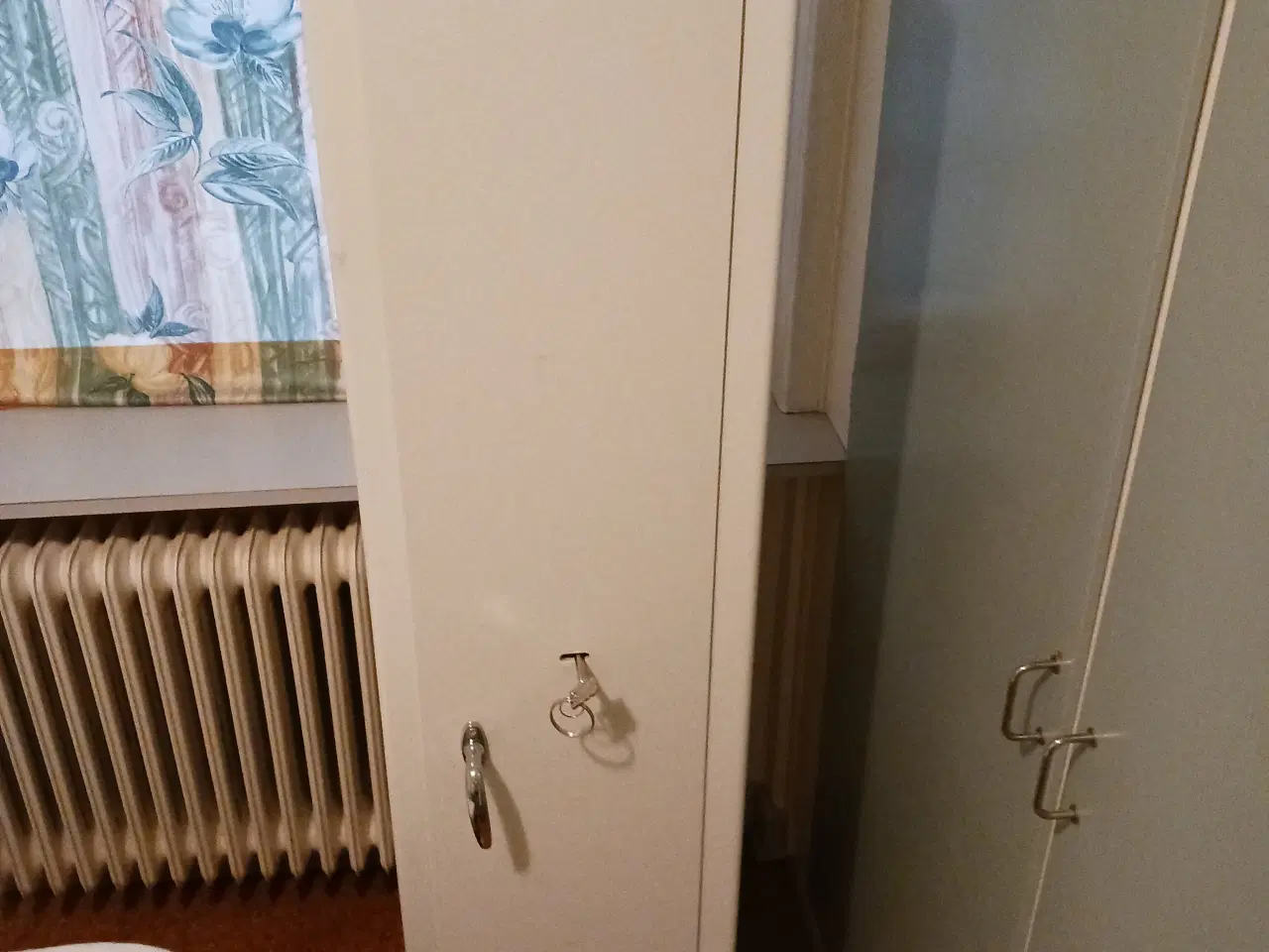 Billede 1 - Våbenskab 