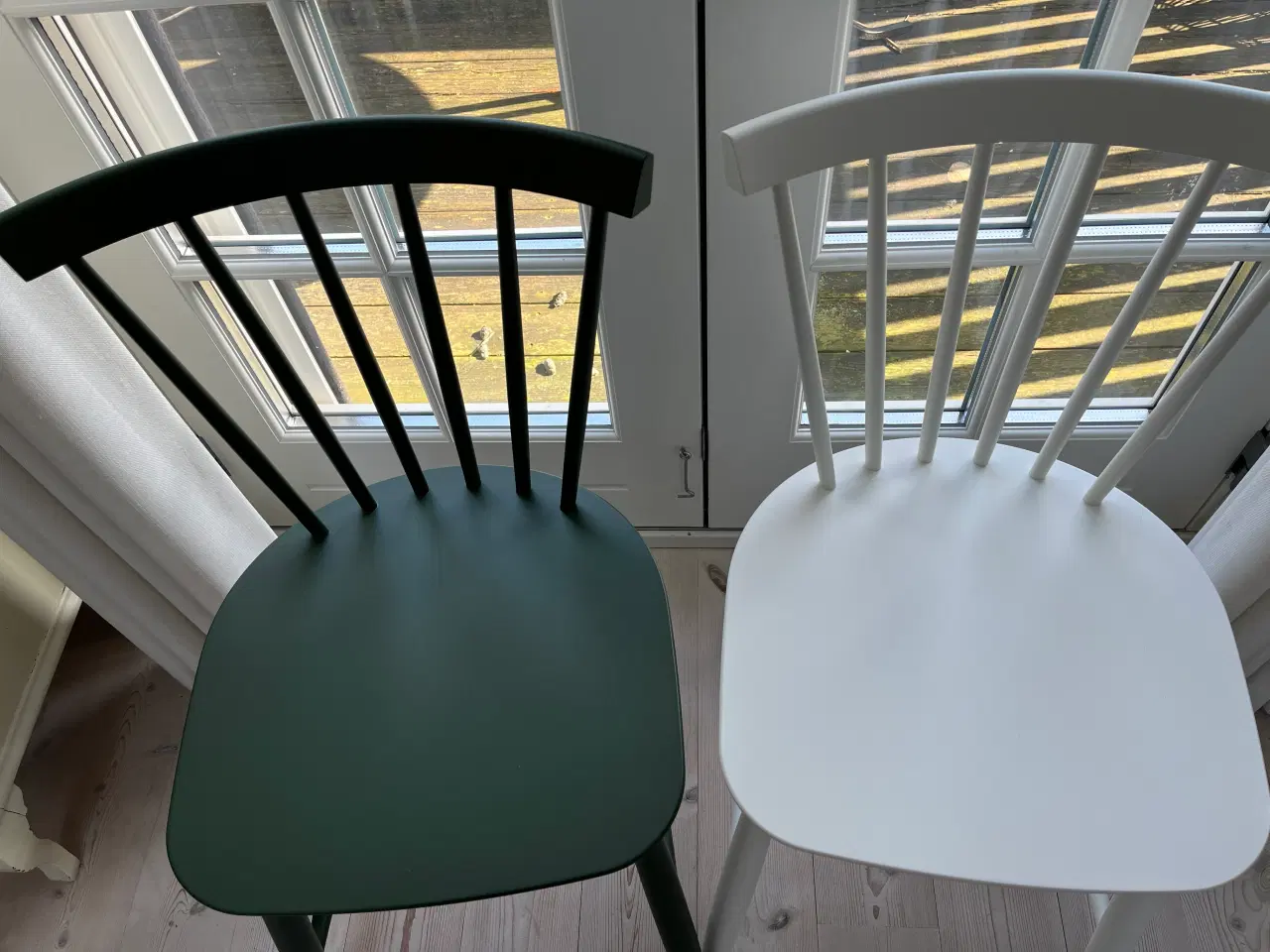 Billede 1 - FDB stole. To stk., en hvid og en grøn