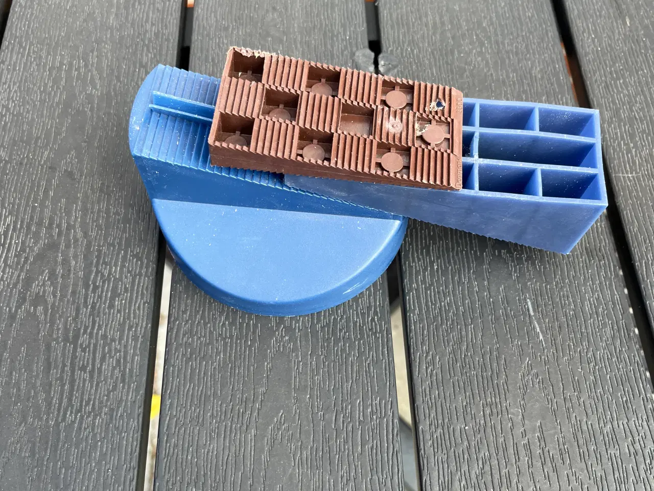 Billede 1 - Knudsen kiler til opbygning af gulv