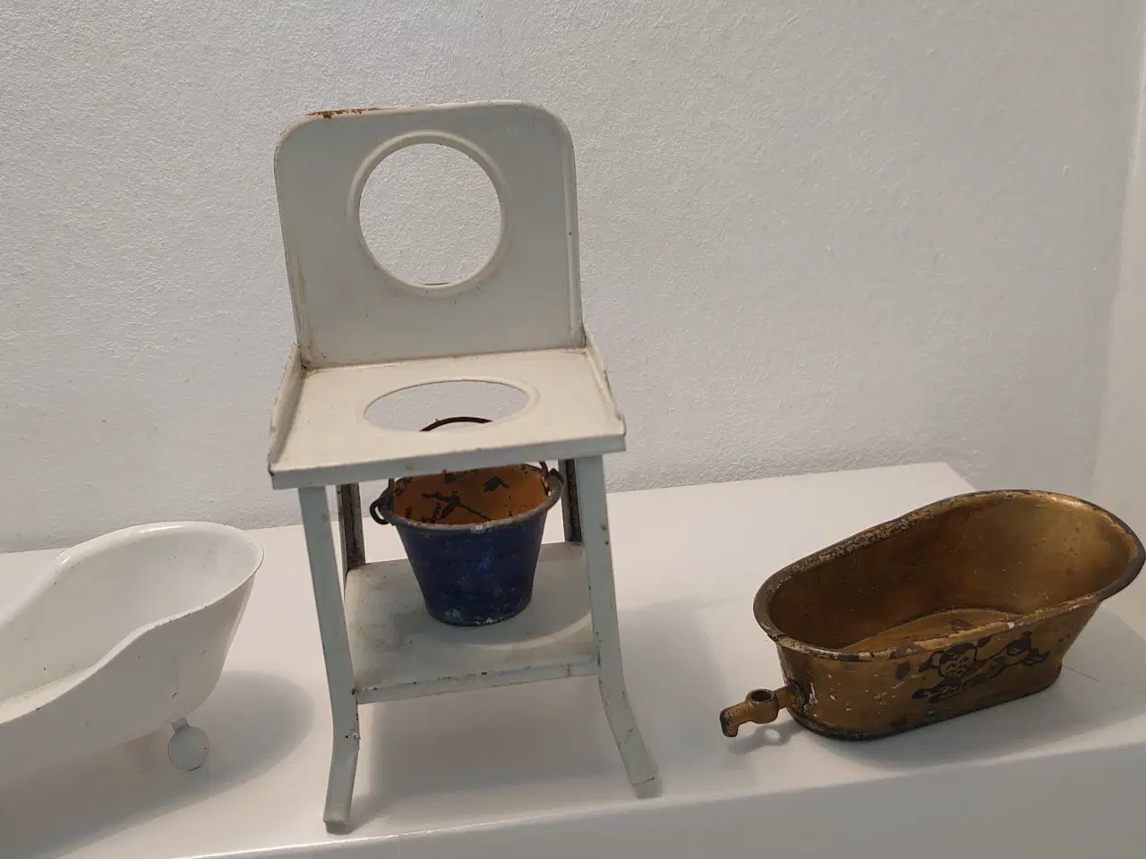 Billede 3 - 5stk gamle dukkehus badekar og toiletstol.Blik mm.
