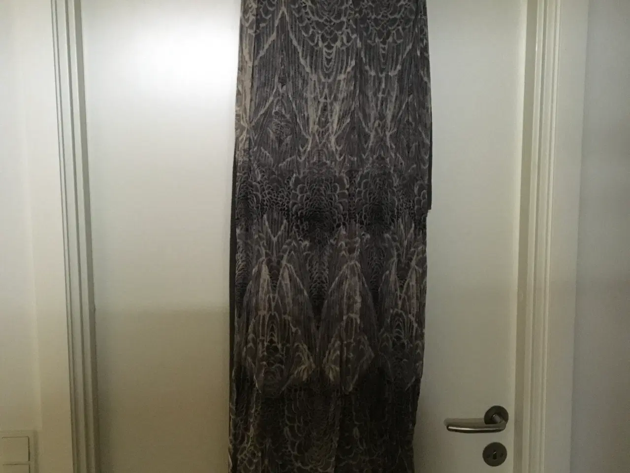 Billede 3 - Fint nyt stort tørklæde i sort/grå/beige