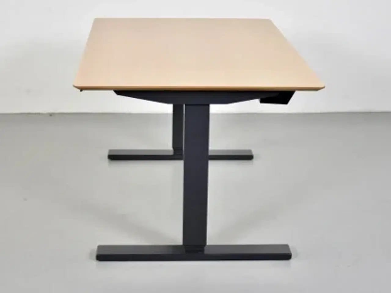 Billede 2 - Scan office hæve-/sænkebord med bøgefiner, 120 cm.