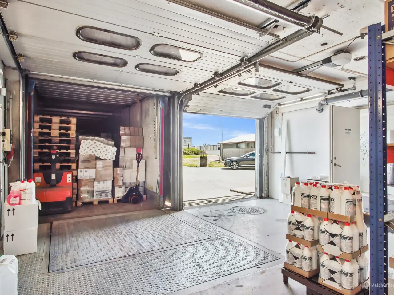 Billede 5 - Stort kombineret lager- og kontorlejemål i Vejle med 6 m loft og nem adgang til E45