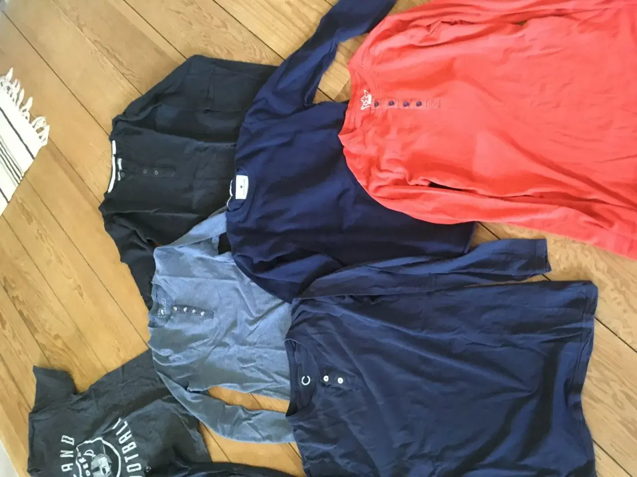 Billede 1 - 5 langærmede + 2 T shirts