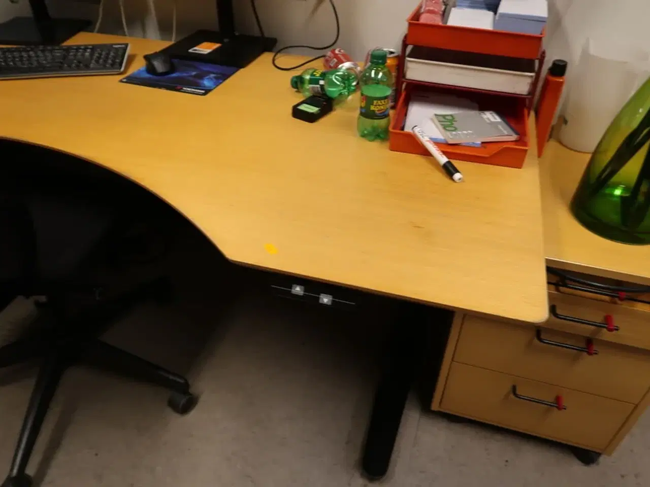 Billede 4 - El. hæve/sænke skrivebord samt kontorstol og skuffemodul, stole og reoler
