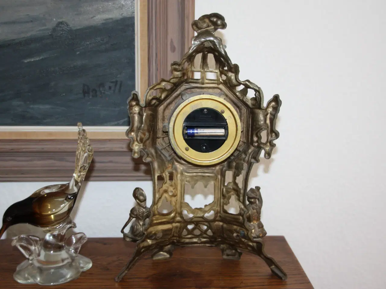 Billede 6 - Dekorativt bord ur i metal med siddende figurer