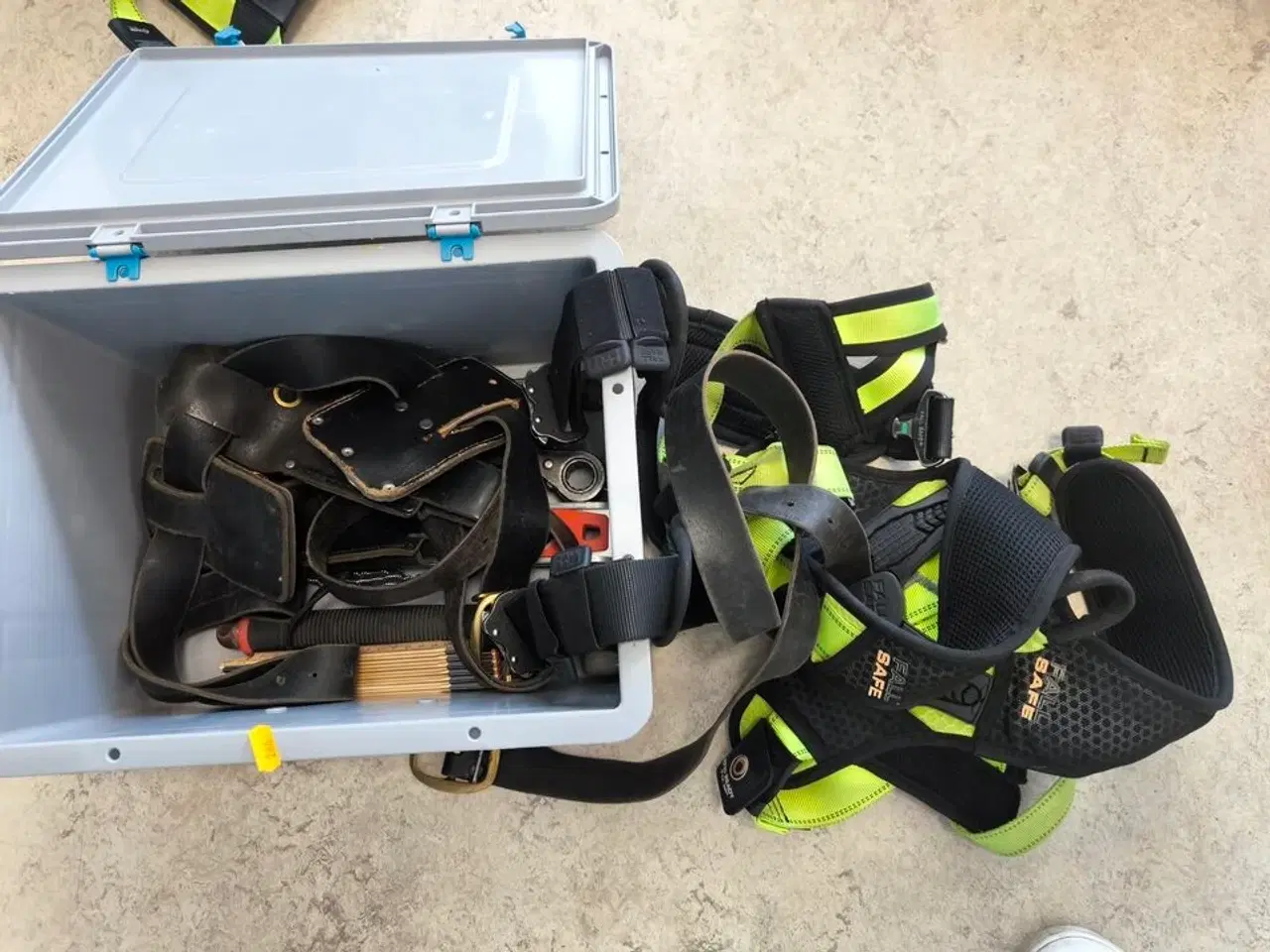 Billede 1 - Kasse m. sikringsgrej samt div.