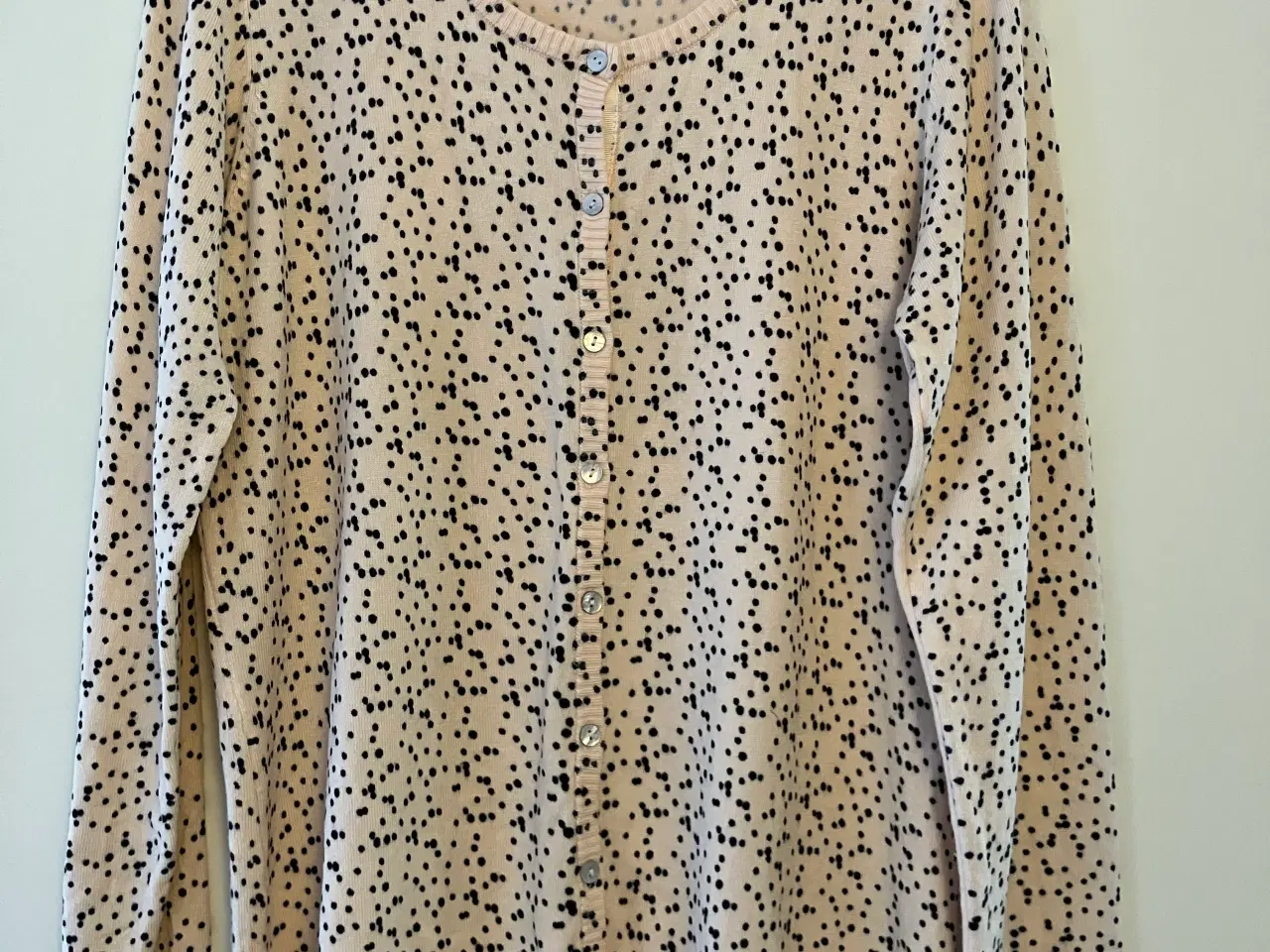 Billede 2 - Minus Cardigan, cremefarvet med sorte prikker, str