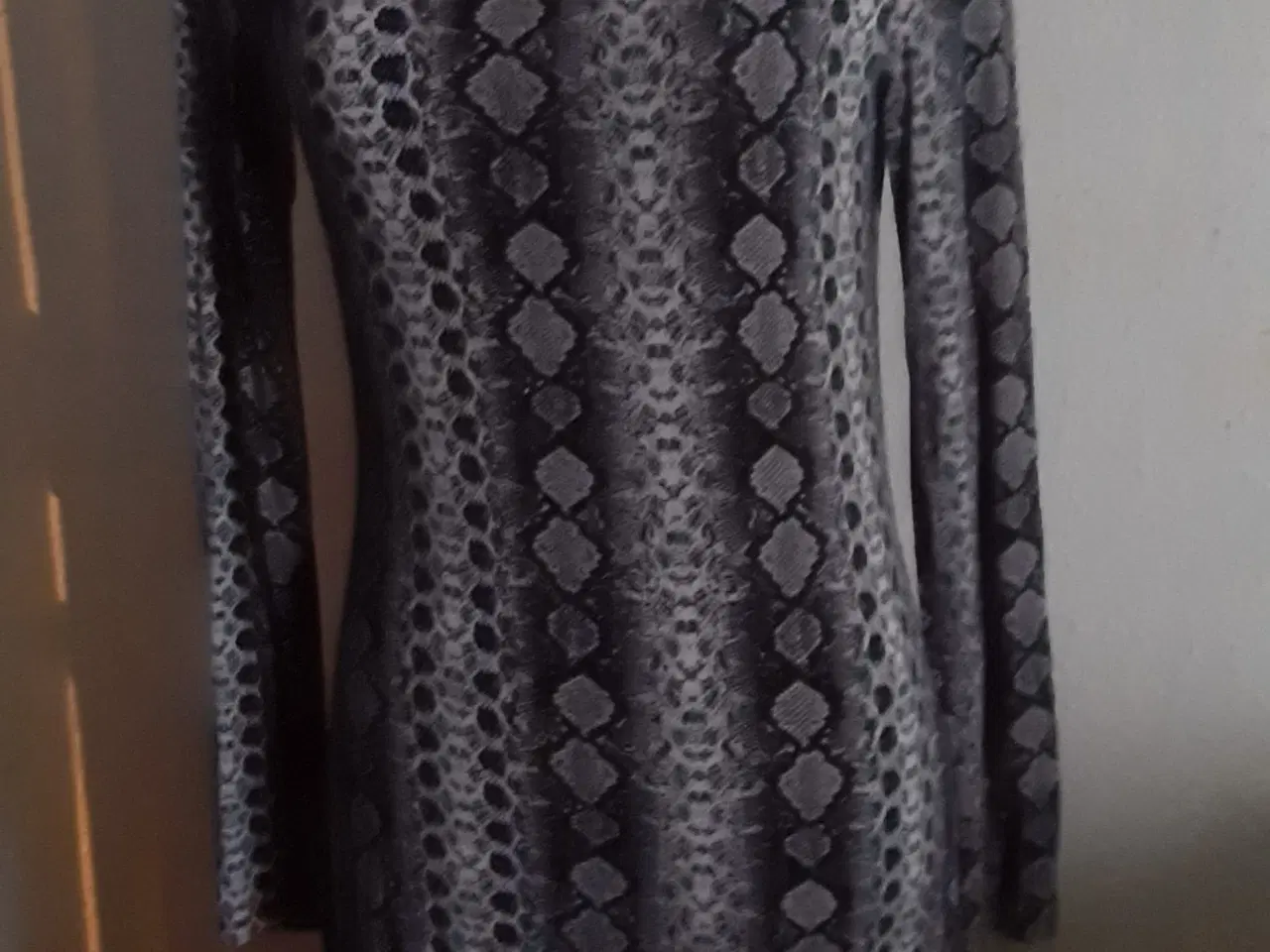 Billede 1 - Kjole-Bodycoon. Med snakeprint/Størrelse : Medium