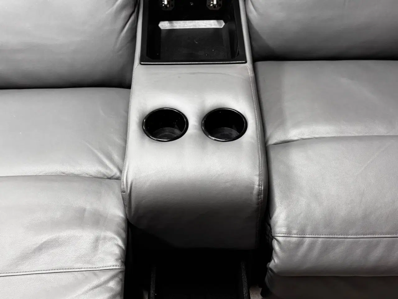 Billede 2 - Sofa 2-personers grå læder med kopholdere