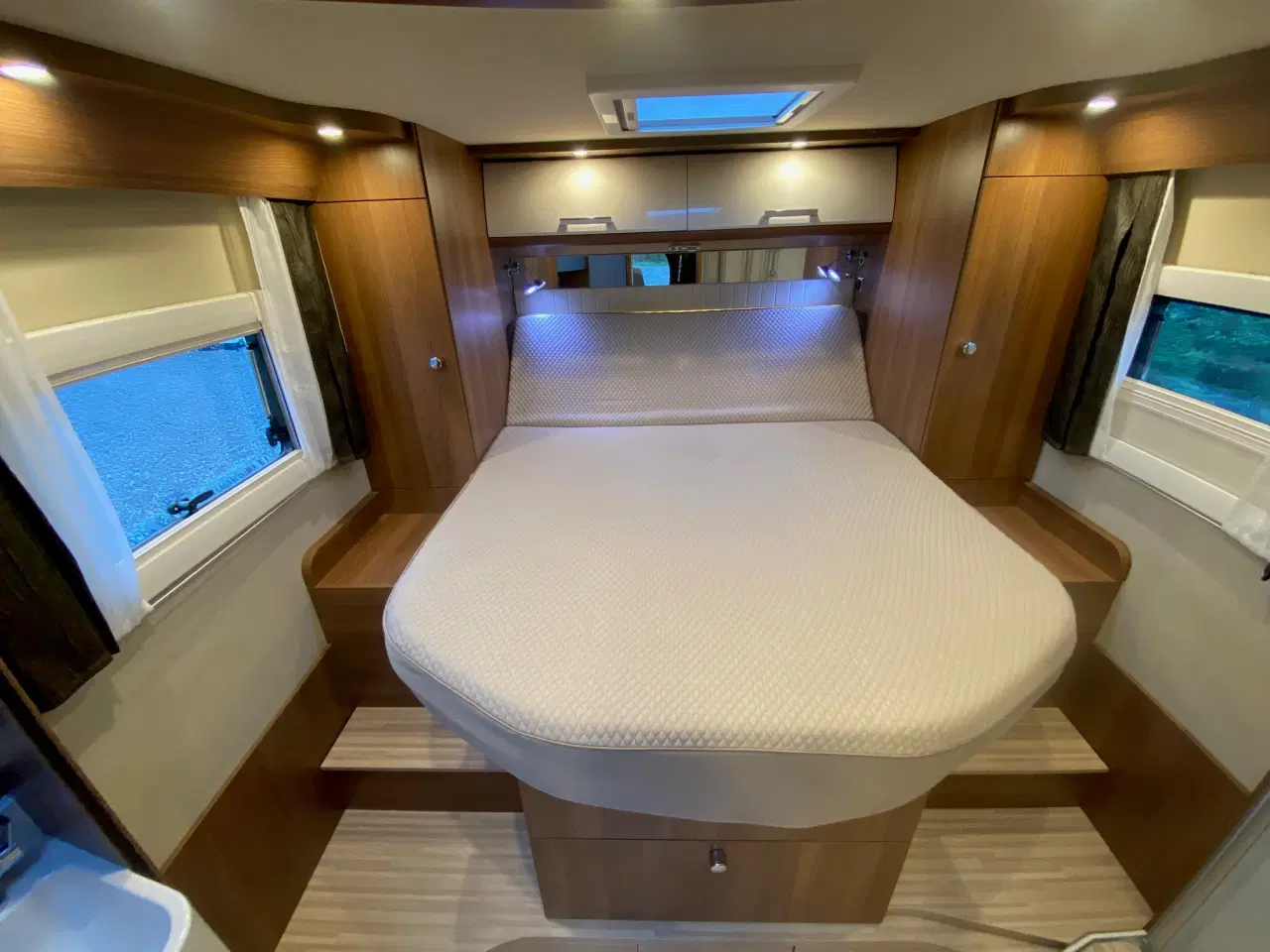 Billede 9 - Helintegreret lux camper , Queensbed, 3500kg, aut.