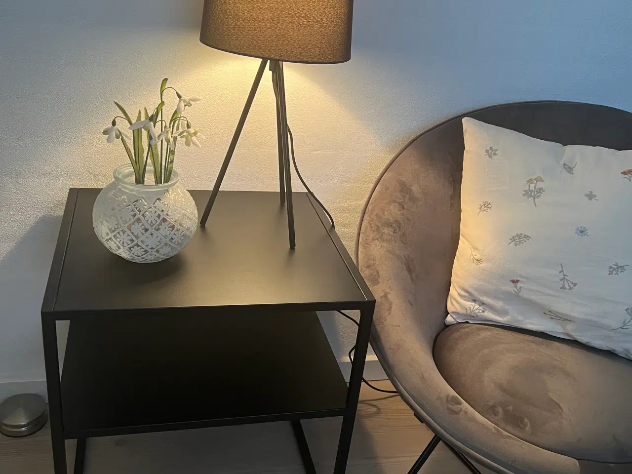 Billede 1 - Sengebord fra IKEA med lampe