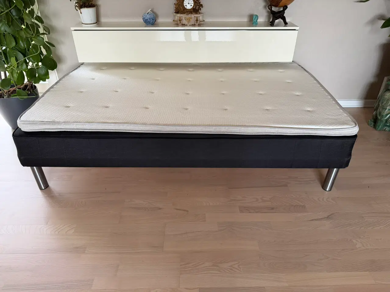 Billede 1 - Næsten ubrugt Boxmadrasseng med 50 mm Tempur memor