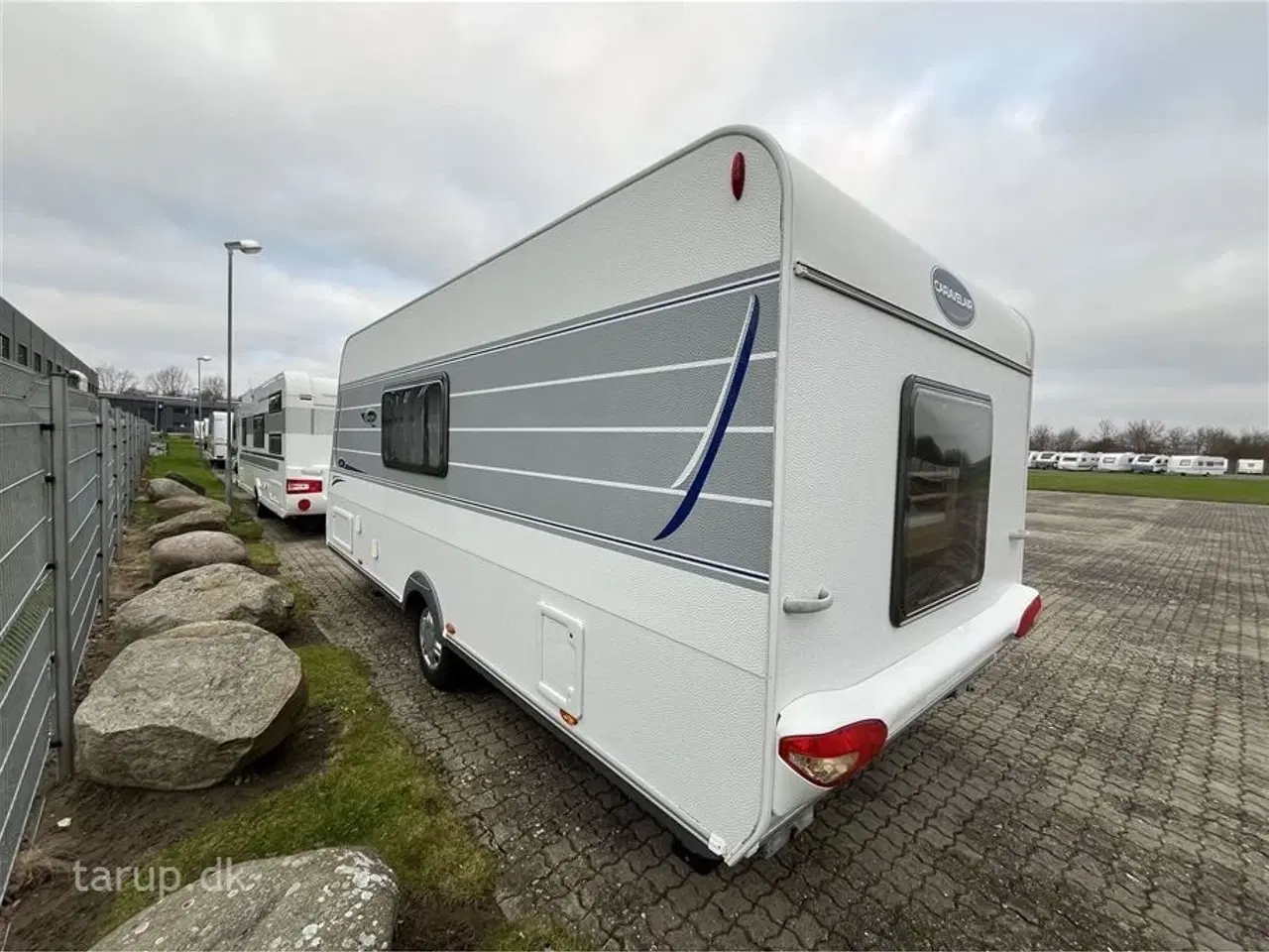 Billede 4 - 2014 - Caravelair Antares Luxe 527 Fortelt: Isabella Commodore Concept, mover, tv-antenne, sidesiddegruppe, kompressor køleskab m/ frostboks, 3 køjer og dobbeltseng