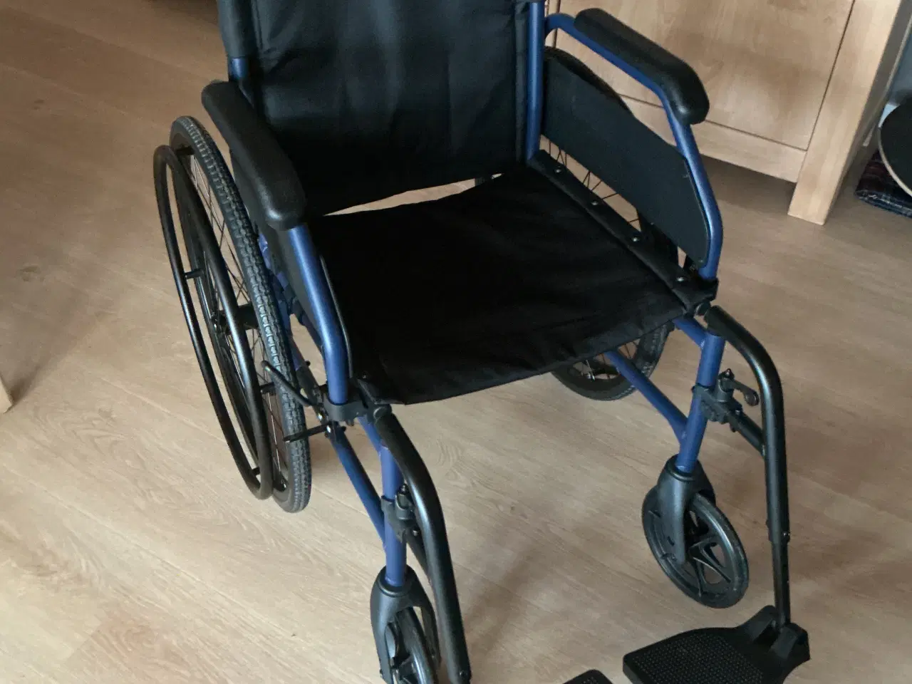 Billede 1 - Køre/transportstol hjulene aftagelige