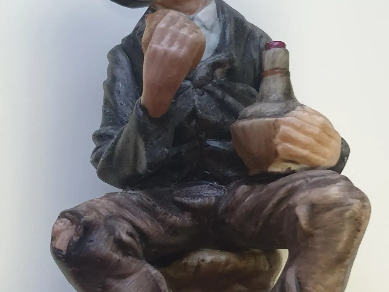 Billede 1 - Porcelænsfigur - Mand sidder på træstub og spiser