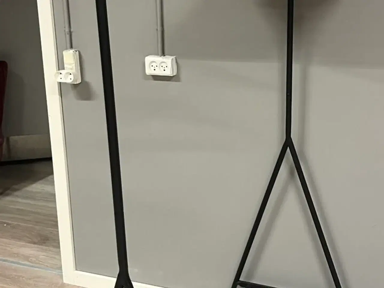 Billede 1 - 8 stk. Tøjstativer og ca. 300 stk. bøjler