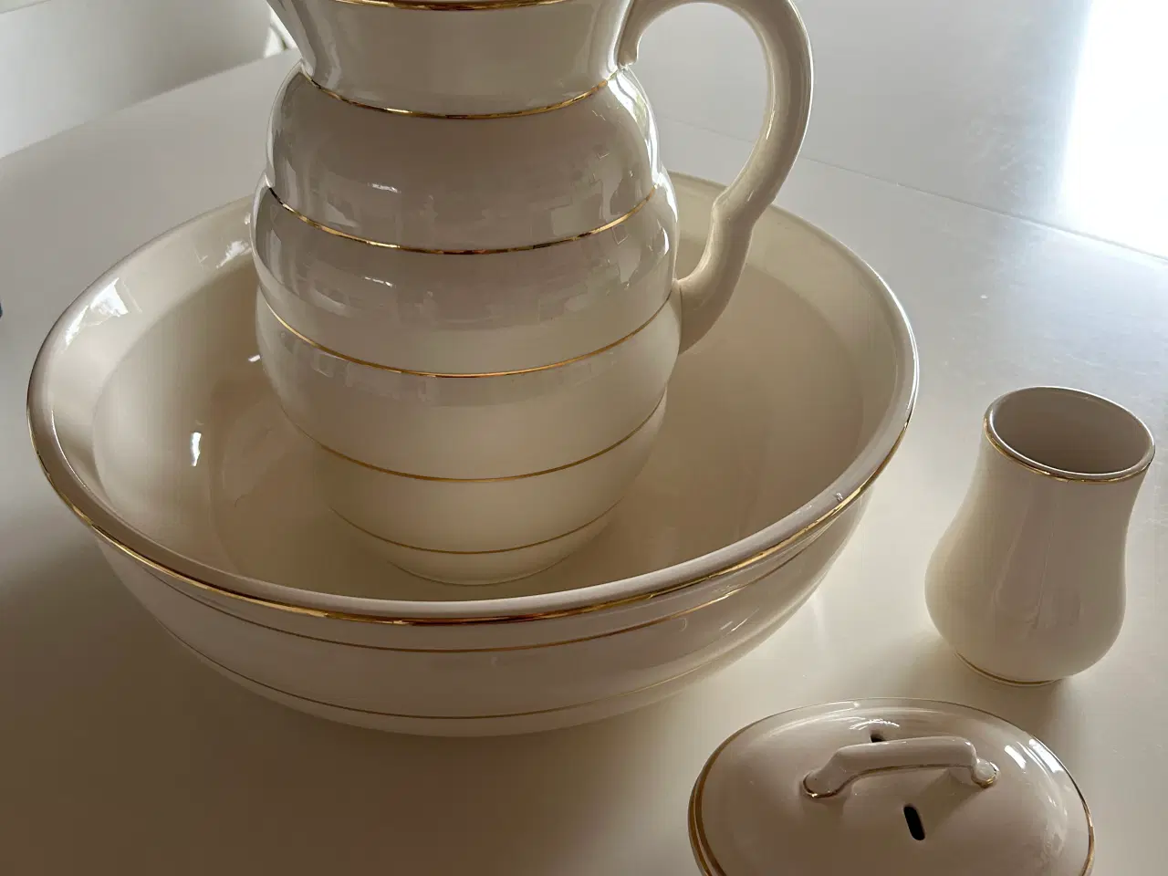 Billede 1 - Servante stel med guldkant