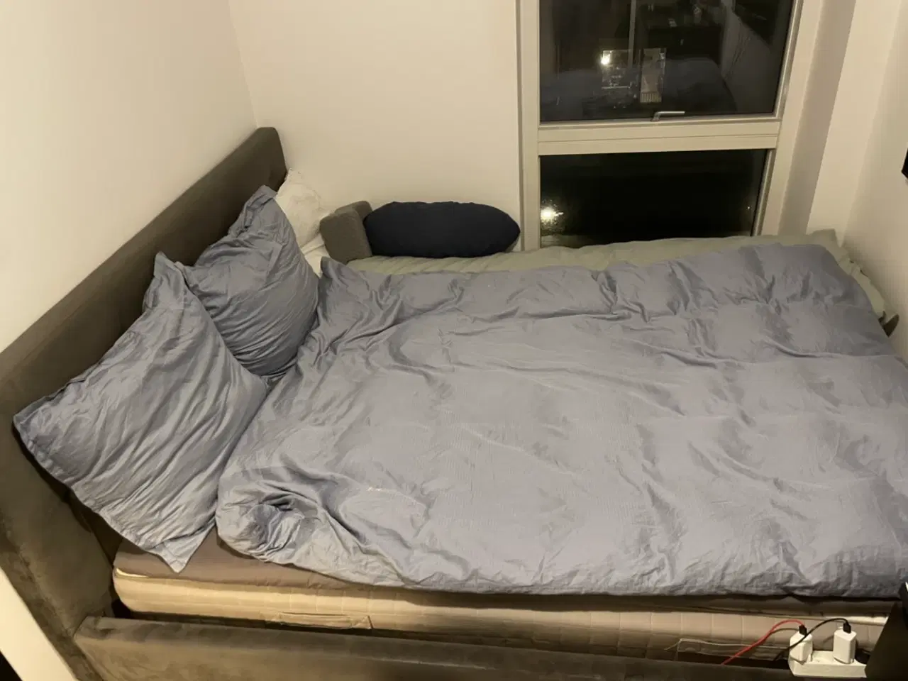 Billede 4 - IKEA sengeramme – stor dobbeltseng – pæn stand