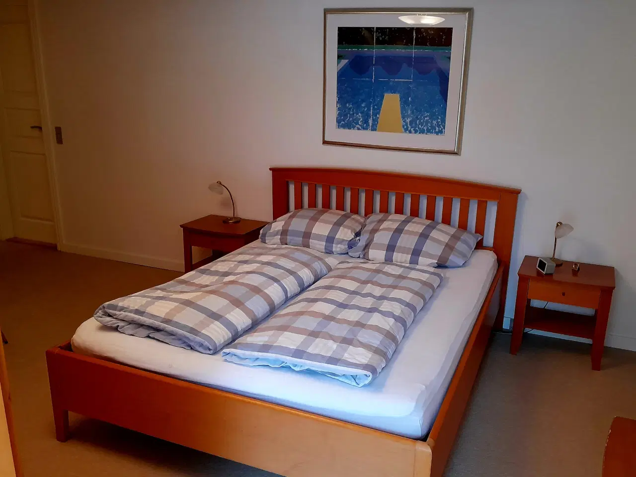 Billede 2 - soveværelse (skab, seng, natbord, skuffekonsol)