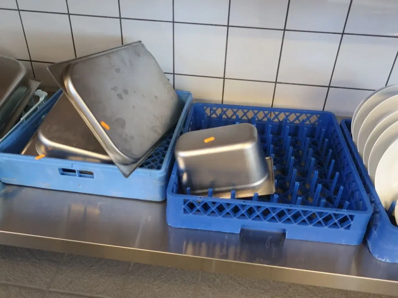 Billede 6 - Indhold på bord, opvaskebakker medfølger ikke