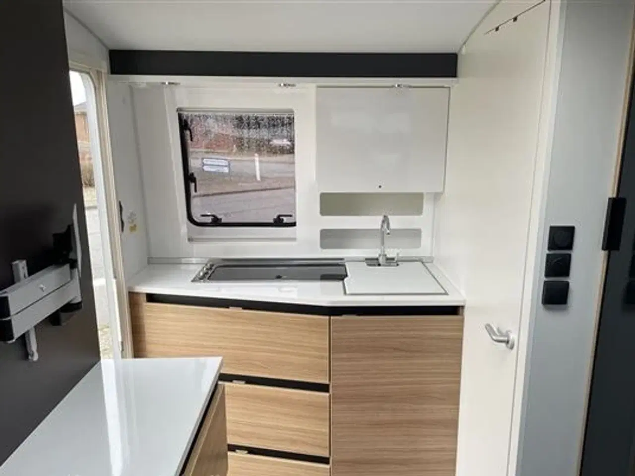 Billede 11 - Adria Action 391 LH m/ MOVER og Luftfortelt