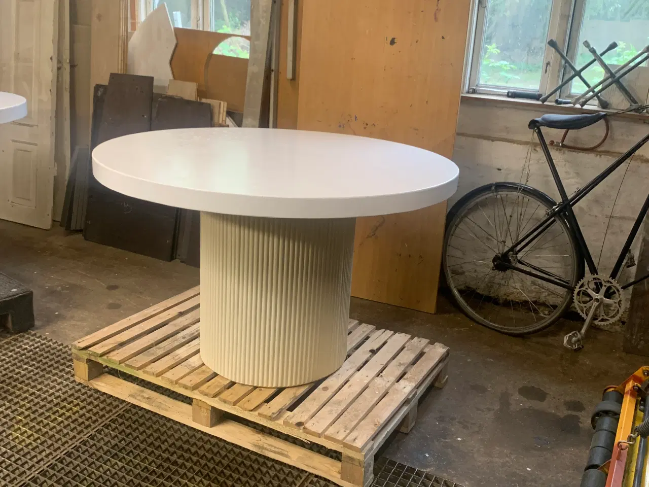 Billede 1 - Havebord i fiberbeton - rund form.