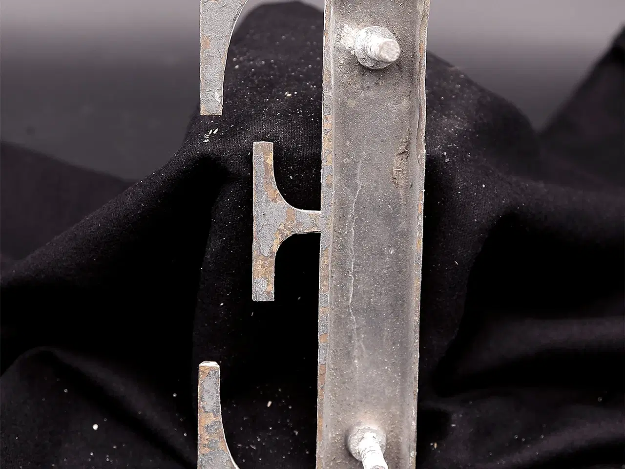 Billede 2 - Messing facadebogstav “E” – rå patina