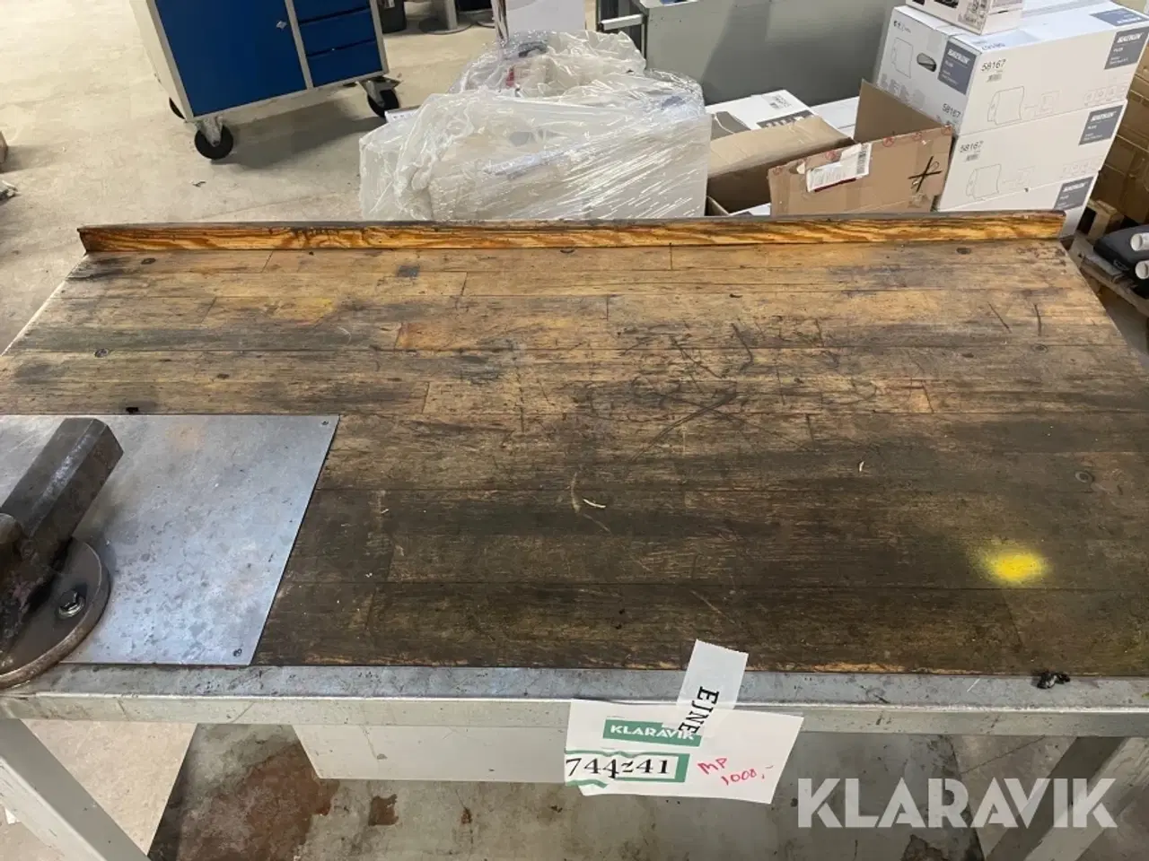 Billede 9 - Arbejdsbord på hjul med skruestik