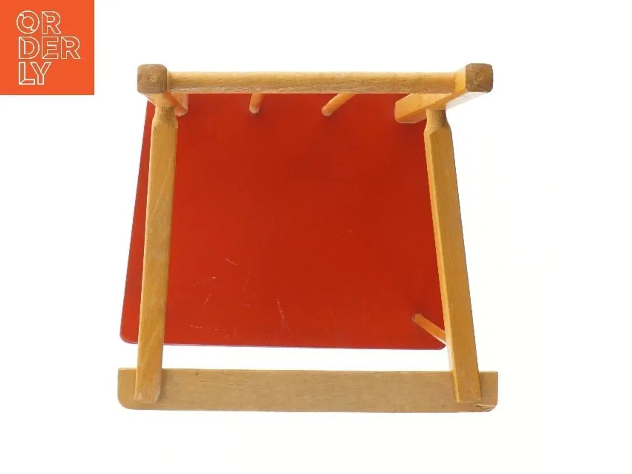 Billede 2 - Høj stol i træ med rød sæde (str. 58x24,5 cm)