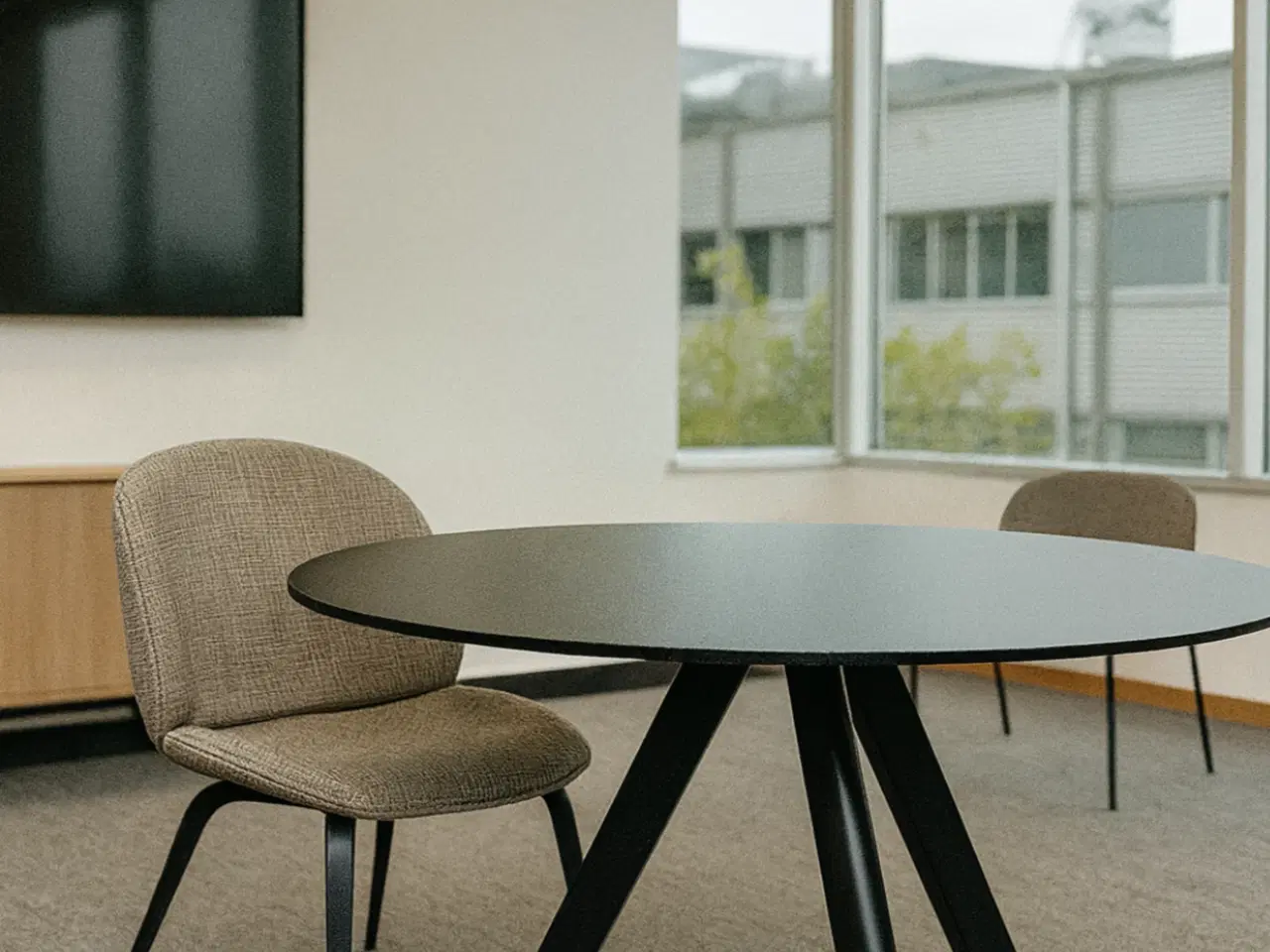 Billede 2 - GUBI | Beetle Chair (Lysegrå)