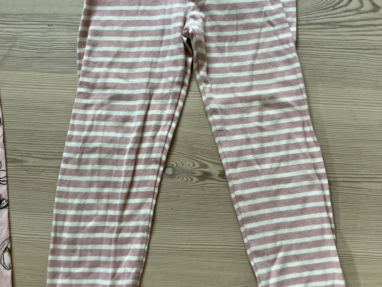 Billede 3 - 3 Legins og 1 buksestrømper, str 110/116