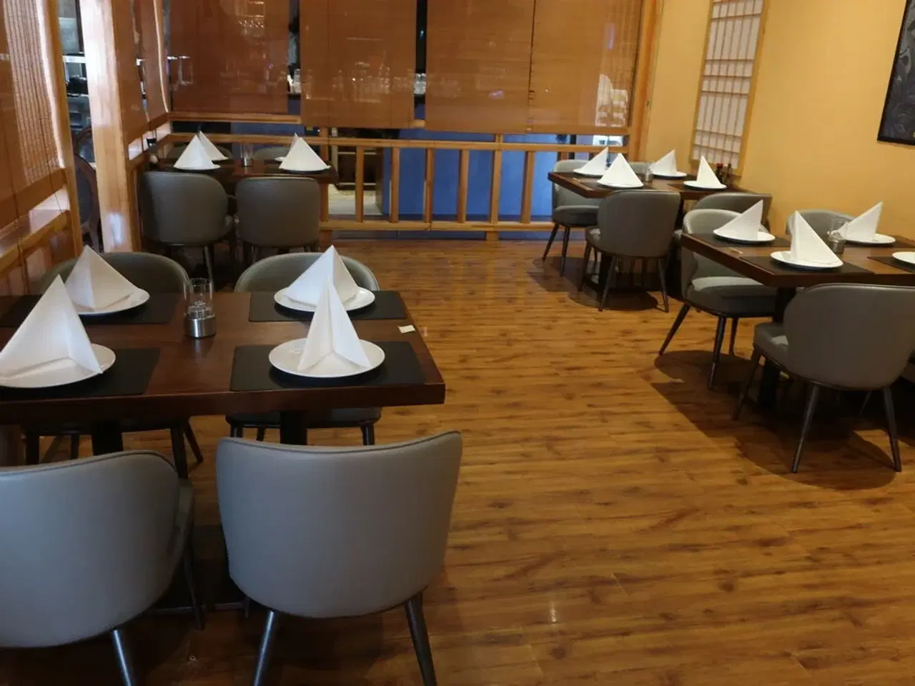 Billede 1 - 4 borde og 16 nye stole