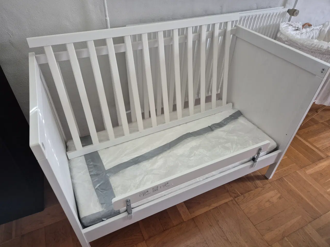 Billede 1 - Sundvik tremmeseng med madras og